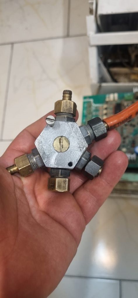 بلوک چهارراهی هوا و آب یونیت دندانپزشکی در دست تکنسین دنتالفیکس